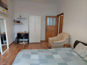 Cozy studio Free street parking Further center